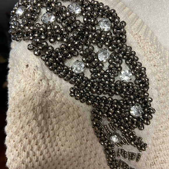 Gibson Latimer Women’s Knit Cream Sweater Size M Embellished Beaded Shoulders - Picture 10 of 16